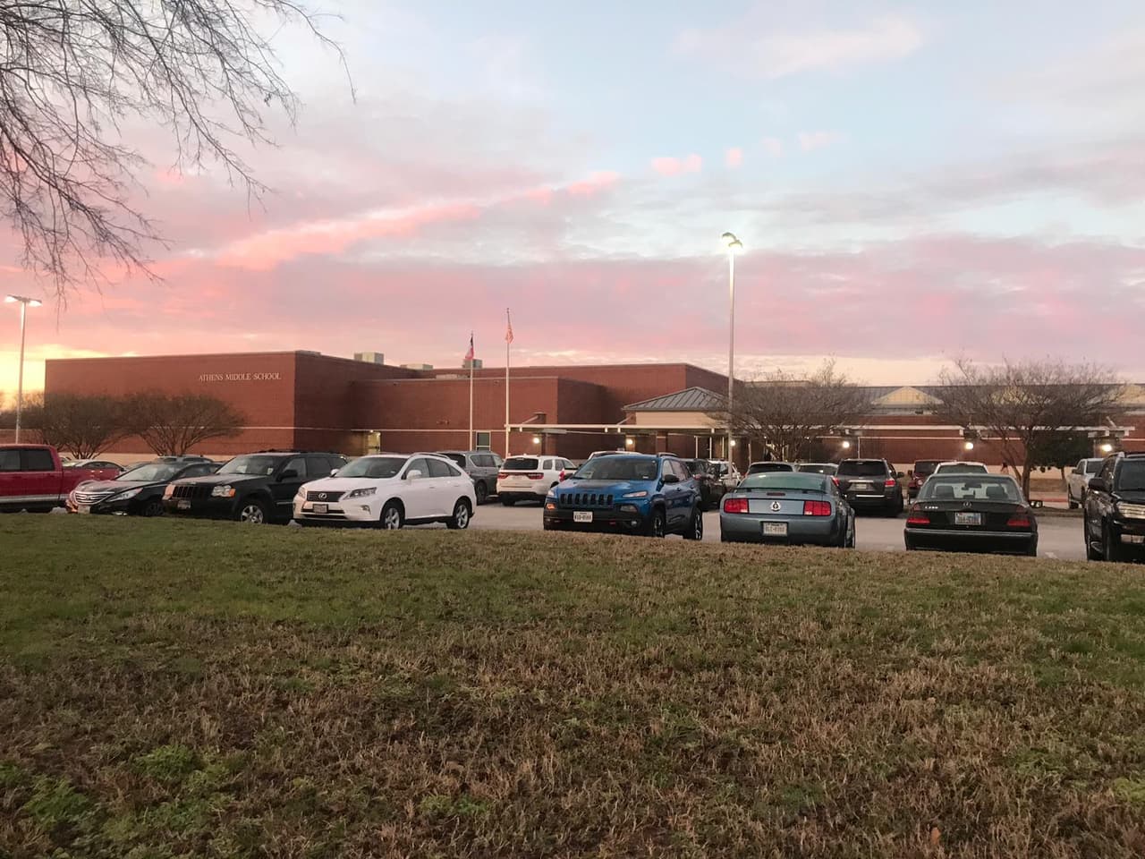 La comunidad de Athens rinden tributo a las víctimas del accidente mortal la semana pasada.