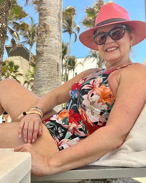 “Ya nos vemos con la edad normal, aceptarse y cuidarse mucho. Cuando yo esté muy mal sí, pero ahorita estoy bien con el bótox”, comentó ante la prensa en febrero de este año.
<br>