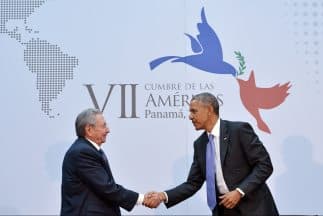 El encuentro y saludo entre el líder cubano Raúl Castro y el presidente de Estados Unidos Barack Obama distrajo la atención de la VII Cumbre Iberoamericana de Panamá.
