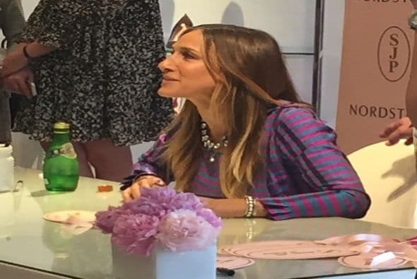 Para poder pasar al "meet and greet" tenían que comprar uno de sus artículos exclusivos. (fotos: Twitter)