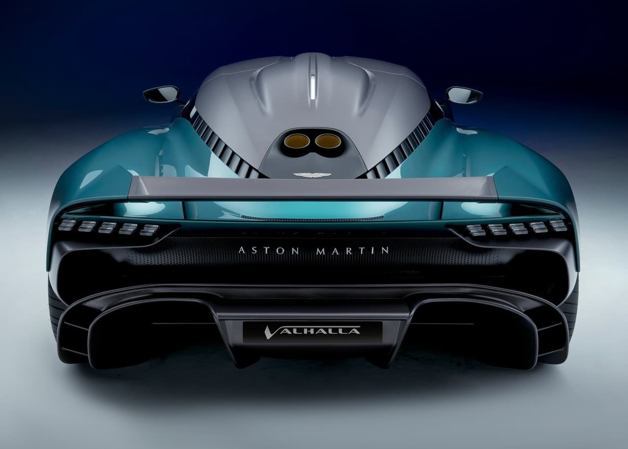 Adicionalmente, el Valhalla equipa un sistema híbrido enchufable compuesto por dos motores eléctricos, uno para cada eje, que aportan una cantidad considerable de potencia y una batería de 400 voltios.