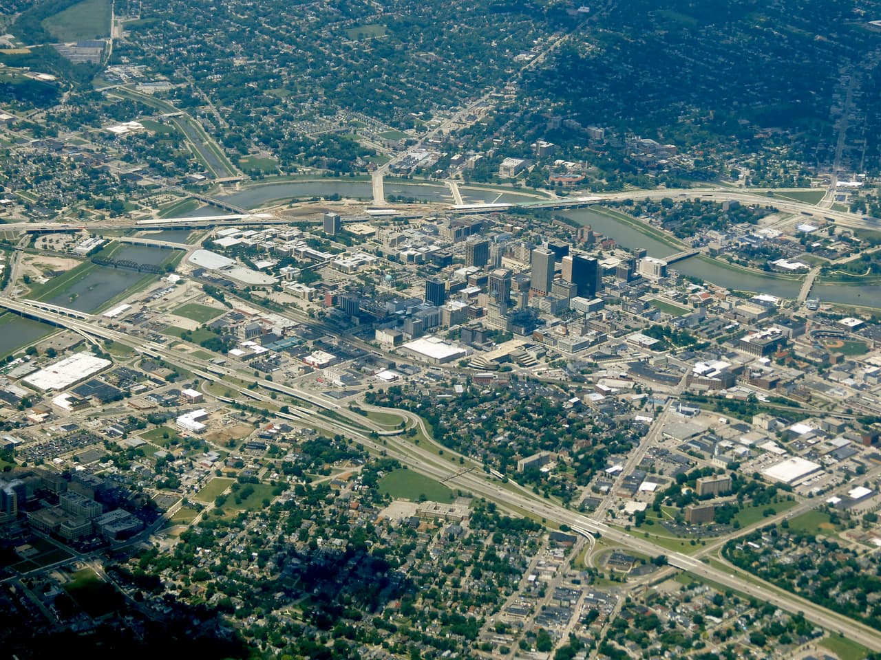 <b>29. Dayton, Ohio. </b>Población: 140,478. Valor promedio de las casas: 66,900 dólares. Tasa de pobreza: 32.0%. Residentes con estudios universitarios: 16.3%. Unos 395,000 hispanos viven en Ohio. El ingreso medio anual de un hogar en Dayton de (28,894 dólares) es el sexto más bajo entre todas las grandes ciudades del país.