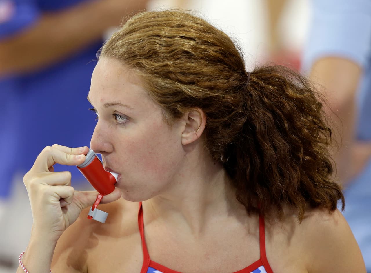 Para los 
<b>asmáticos</b> existe un sistema llamado 
<a href="https://www.propellerhealth.com/">Propeller</a>: un 
<a href="http://www.univision.com/noticias/asma/el-sensor-inteligente-que-ayuda-a-controlar-el-asma-de-los-ninos">sensor</a> que se pone en el inhalador y envía al celular del paciente o del médico datos sobre la evolución de la enfermedad y patrones. Esto le ayudará a manejar su condición e incluso identificar qué factores desencadenan los ataques.