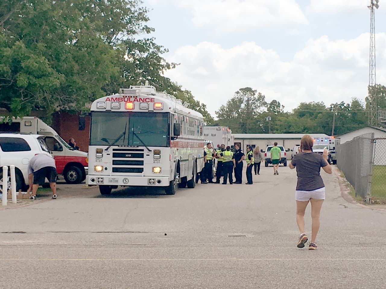 Equipos de emergencia en la escuela secundaria.