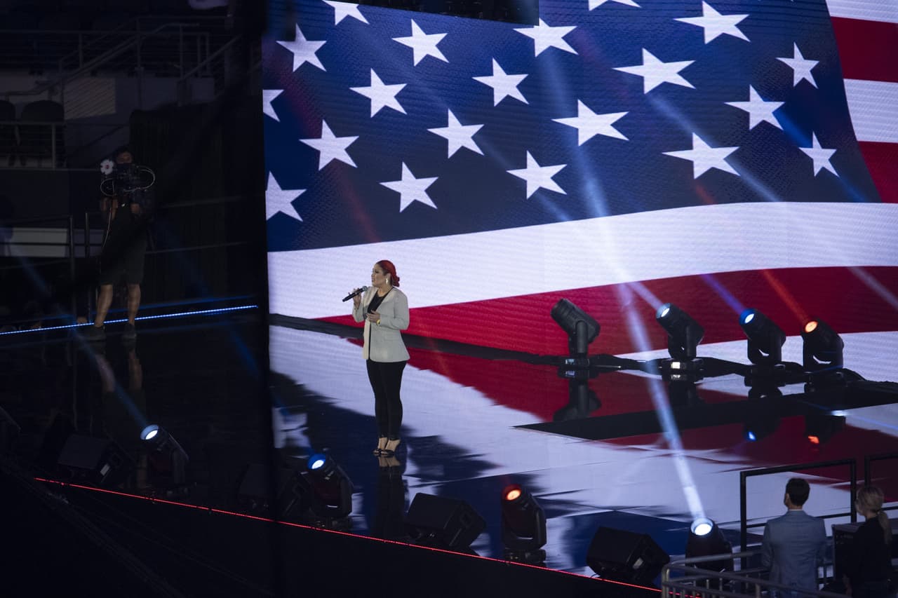 Saúl 'Canelo' Álvarez le dio una tunda al peleador británico, le cerró por completo un ojo y provocó que ya no saliera al noveno round después del castigo que recibió en 8 asaltos dominados por el mexicano.