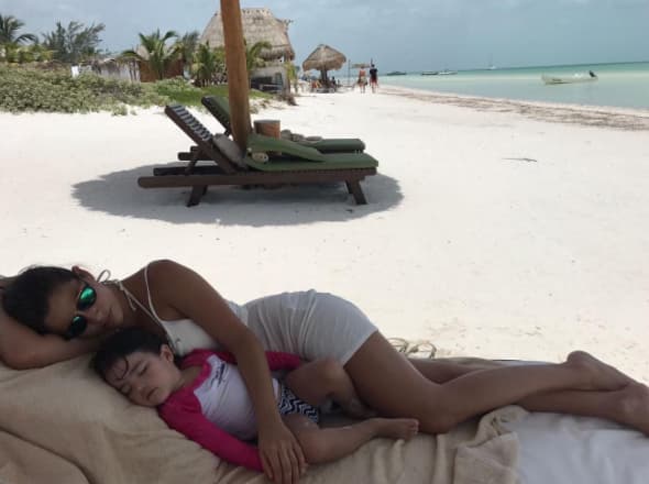 La sirenita Giulietta se cansó de nadar y tomó un descanso en brazos de su madre.