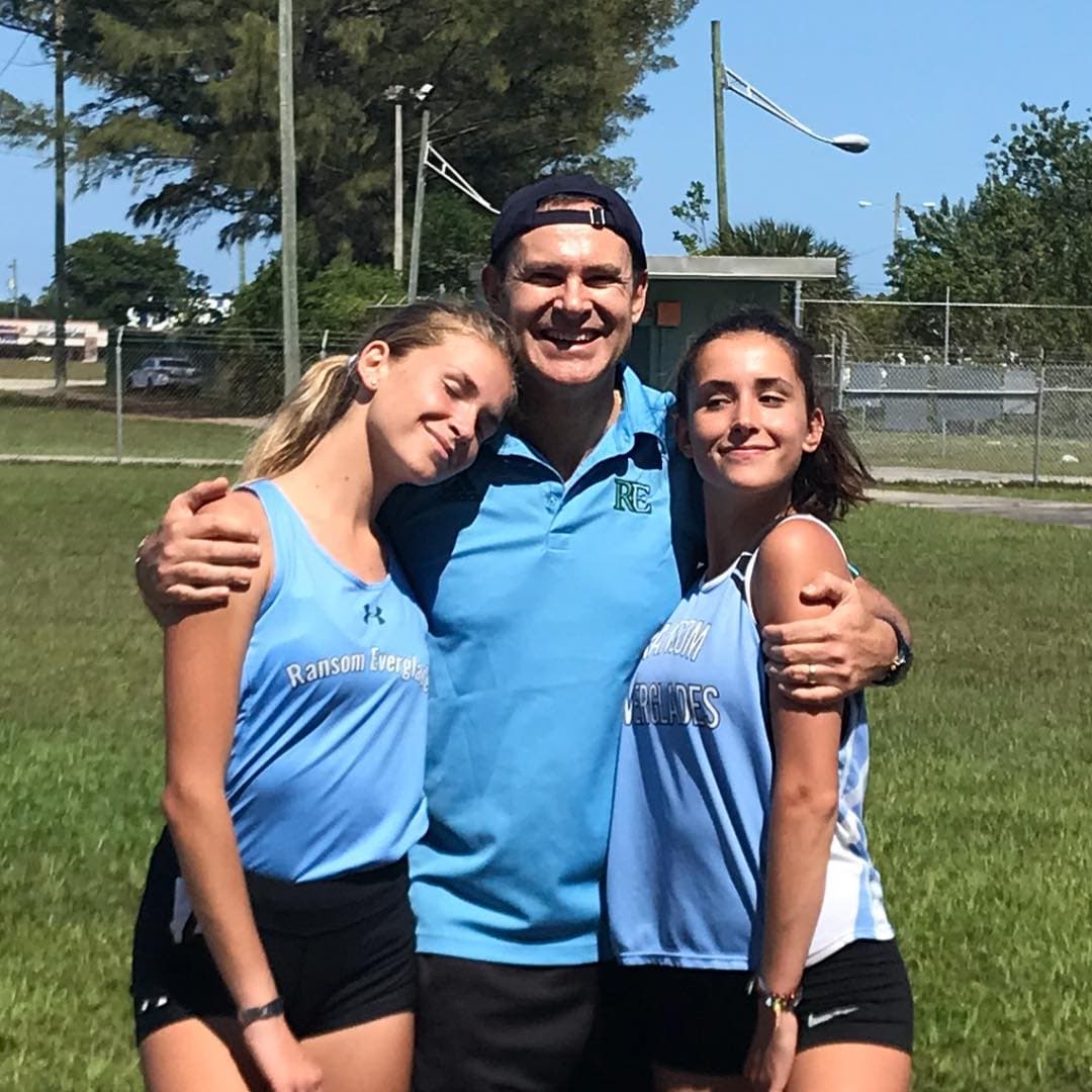 Pero a Michelle no es a la única a la que le ha enseñado a apreciar el ejercicio, Nicole y Hannah también tienen habilidades y gusto por las actividades físicas.