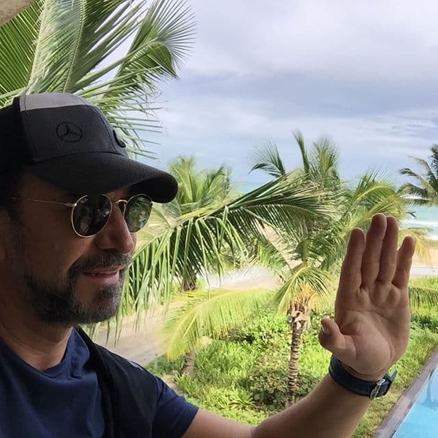 Al poco tiempo, los éxitos de "Los Bukis" los llevaron a incursionar en el cine en 1990 con la cinta "Cómo fuí a enamorarme de ti", basada en la canción homónima escrita por el propio Marco Antonio Solís.