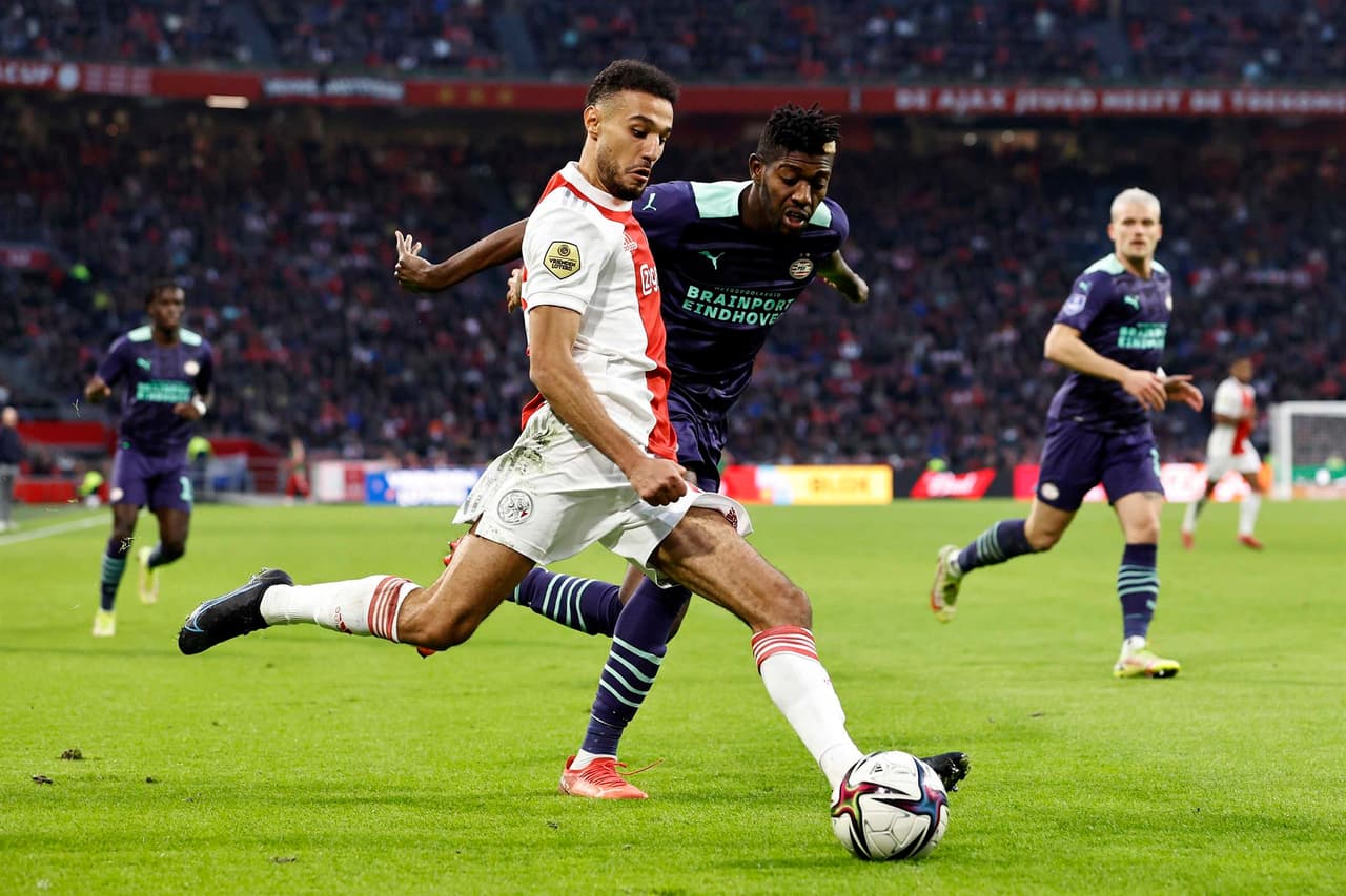 Ajax golea al PSV durante la 10ma fecha de la Eredivisie, donde los locales se impusieron ante los de Eindhoven con goliza 5-0, gracias a los tantos de Berguis (19'), Haller (56'), Anthony Dos Santos (66'), Klaassen (76') y Tadic en minutos agregados. Edson Álvarez fue titular, mientras que el 'Guti' Galaviz entro de cambio.