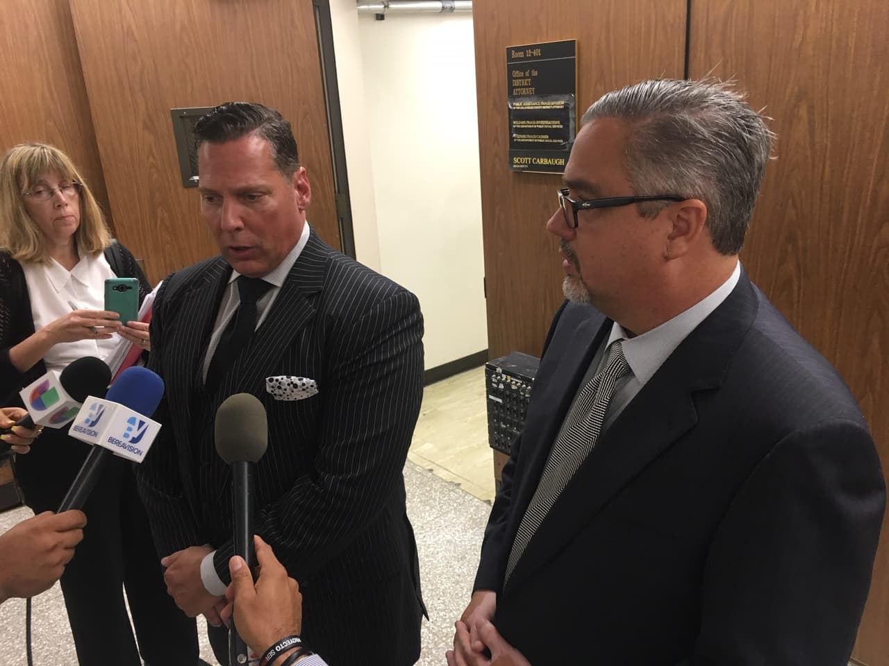 Voceros de La Luz del Mundo niegan que su director internacional sea millonario y alegan que los lujos descritos por la Fiscalía general de California no corresponden al verdadero estilo de vida de Joaquín García. "Las finanzas de la iglesia están completamente separadas de nuestro cliente. Es un empleado asalariado", afirmó Allen Sawyer, su principal defensor legal.