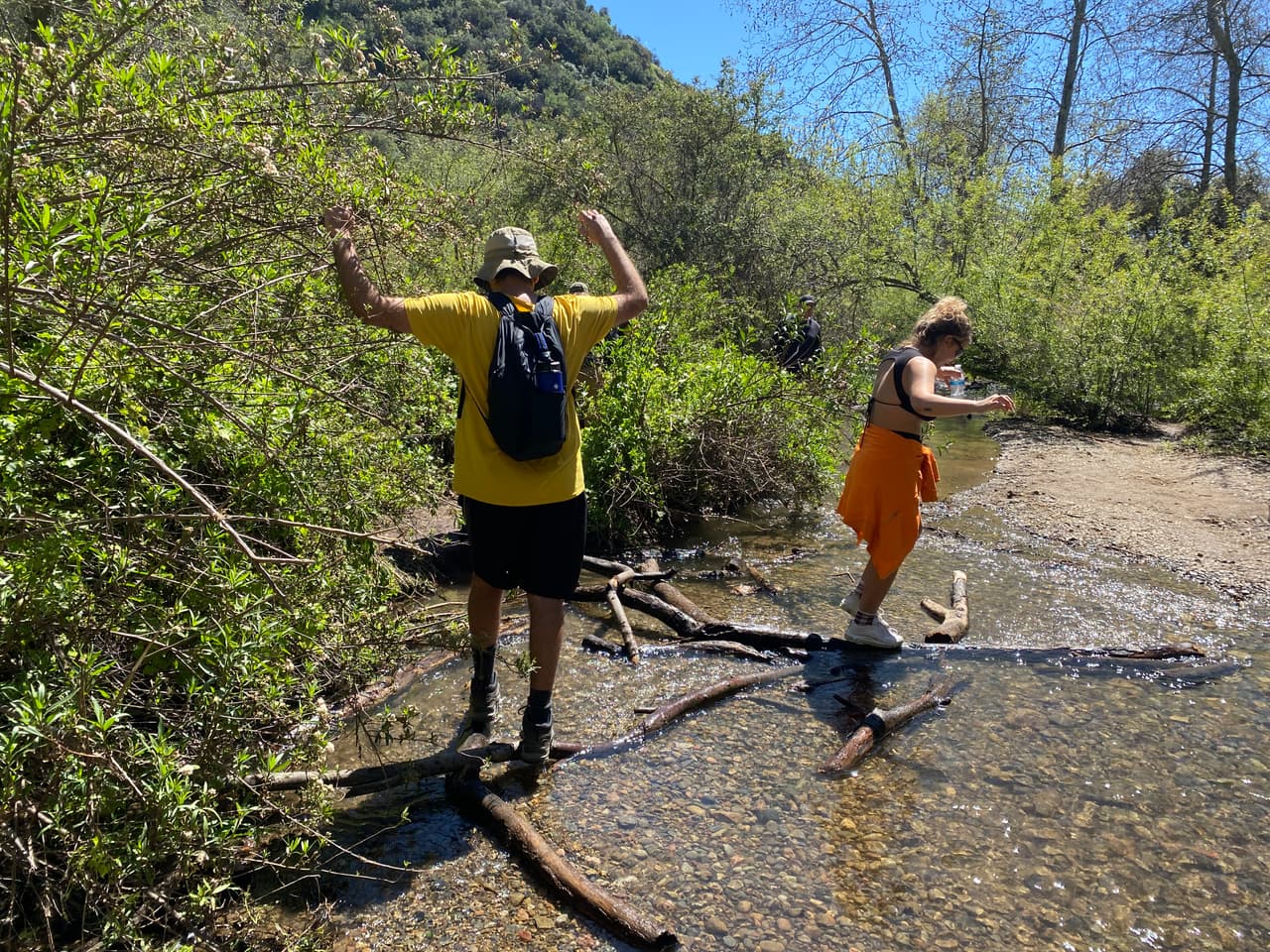 Ahora hay algunas partes del camino en los que no tendrás más opción que cruzar el río. Así que la diversión dependerá de tus acrobacias.