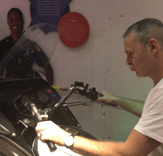 También dejó al descubierto que Alan se divirtió como niño, ya que en esta exposición había juguetes para grandes.