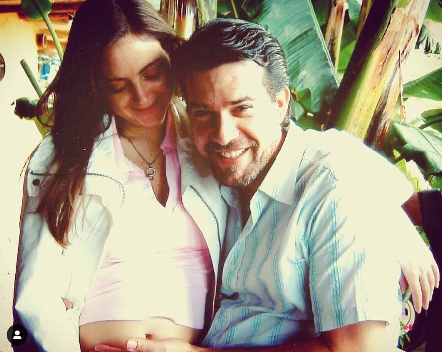 De León aún recuerda en dónde se enamoró de ella el 30 de diciembre de 2004: un local nocturno de Caracas. "Ella es la mujer de mi vida", rememoró haberle dicho al actor Eduardo Luna cuando la vio.
<br>