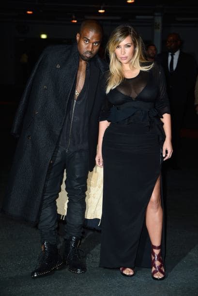 Kanye West dio una gran sorpresa a su Kim, cuando rentó una arena y le propuso matrimonio a unos días del cumpleaños de la cuvilínea socialité. Recuerda aquí parte de su historia de amor. Más videos de Chismes aquí.
