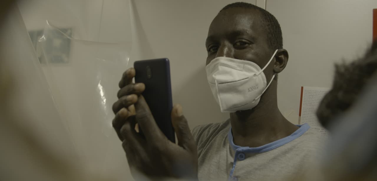 Un hombre sostiene su teléfono.