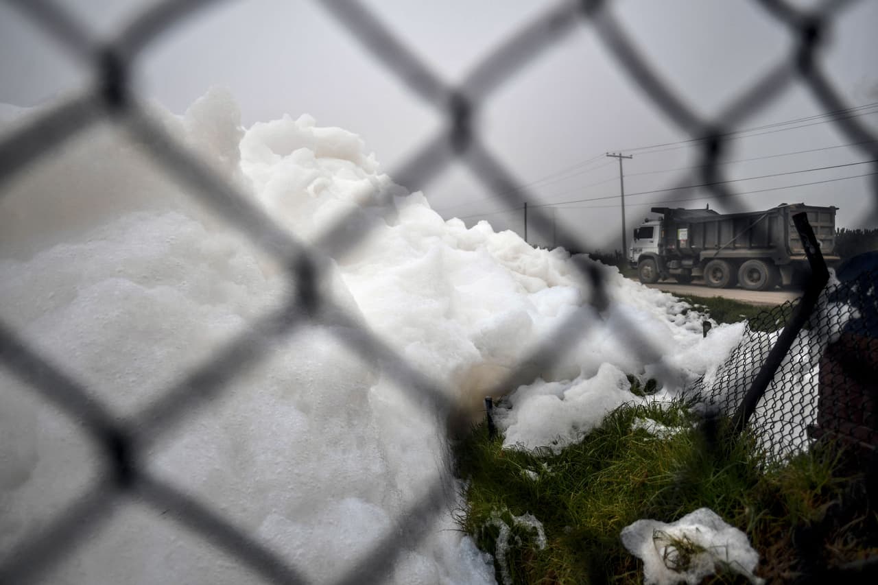 Mientras tanto, la fétida espuma sigue creciendo y ya obstruyó el camino que lleva a la escuela de la zona.
<br>
<br>