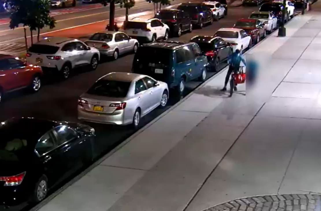 Hombre en bicicleta roba teléfonos a mujeres en Manhattan