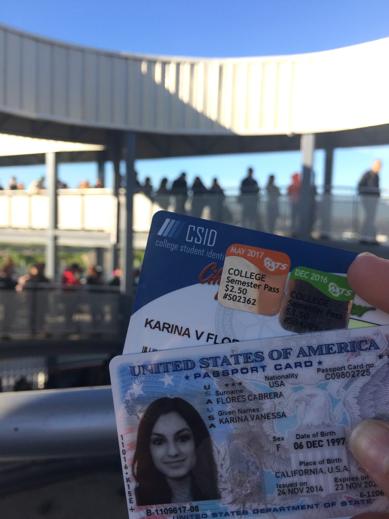 Documentos de una joven transfronteriza.