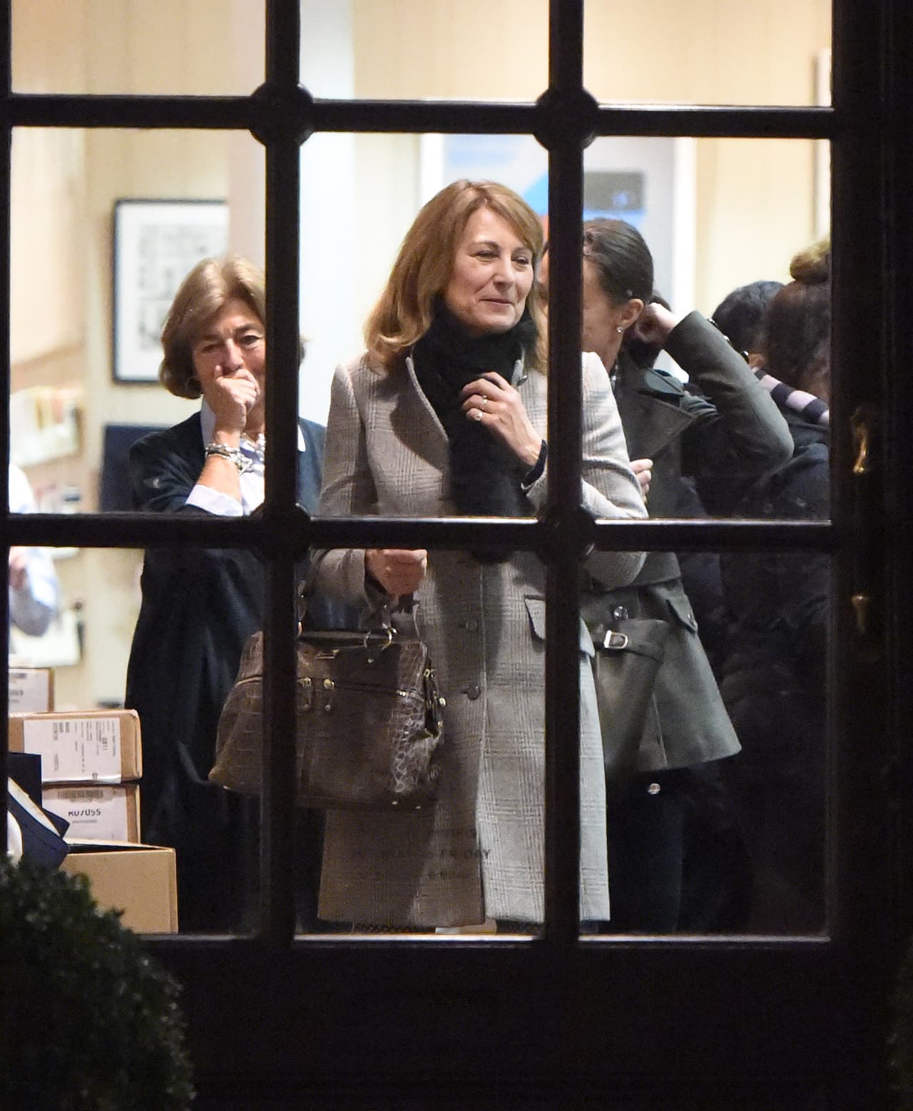 La hermanita de la Duquesa Kate mejor fue con su mami para que la ayudara a elegir.