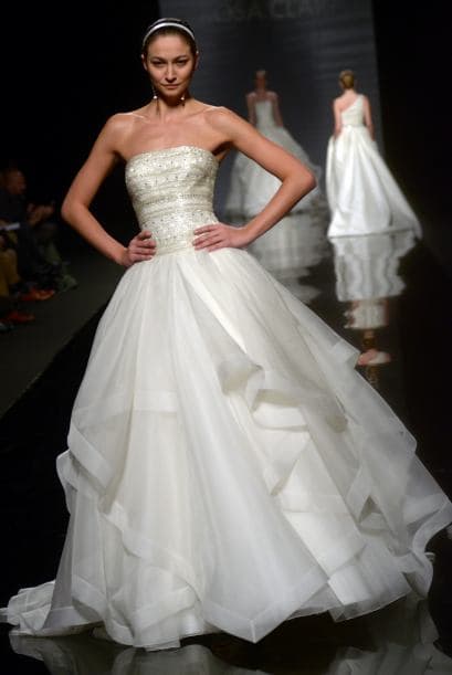 Las faldas amplias son un básico de una novia llena de 'glamour', así que no dudamos que Kim podría elegir uno como este de Rosa Clará.