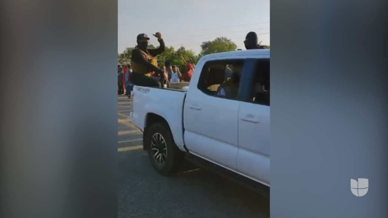 Un grupo de hombres armadas entró al poblado abordo de camionetas lujosas