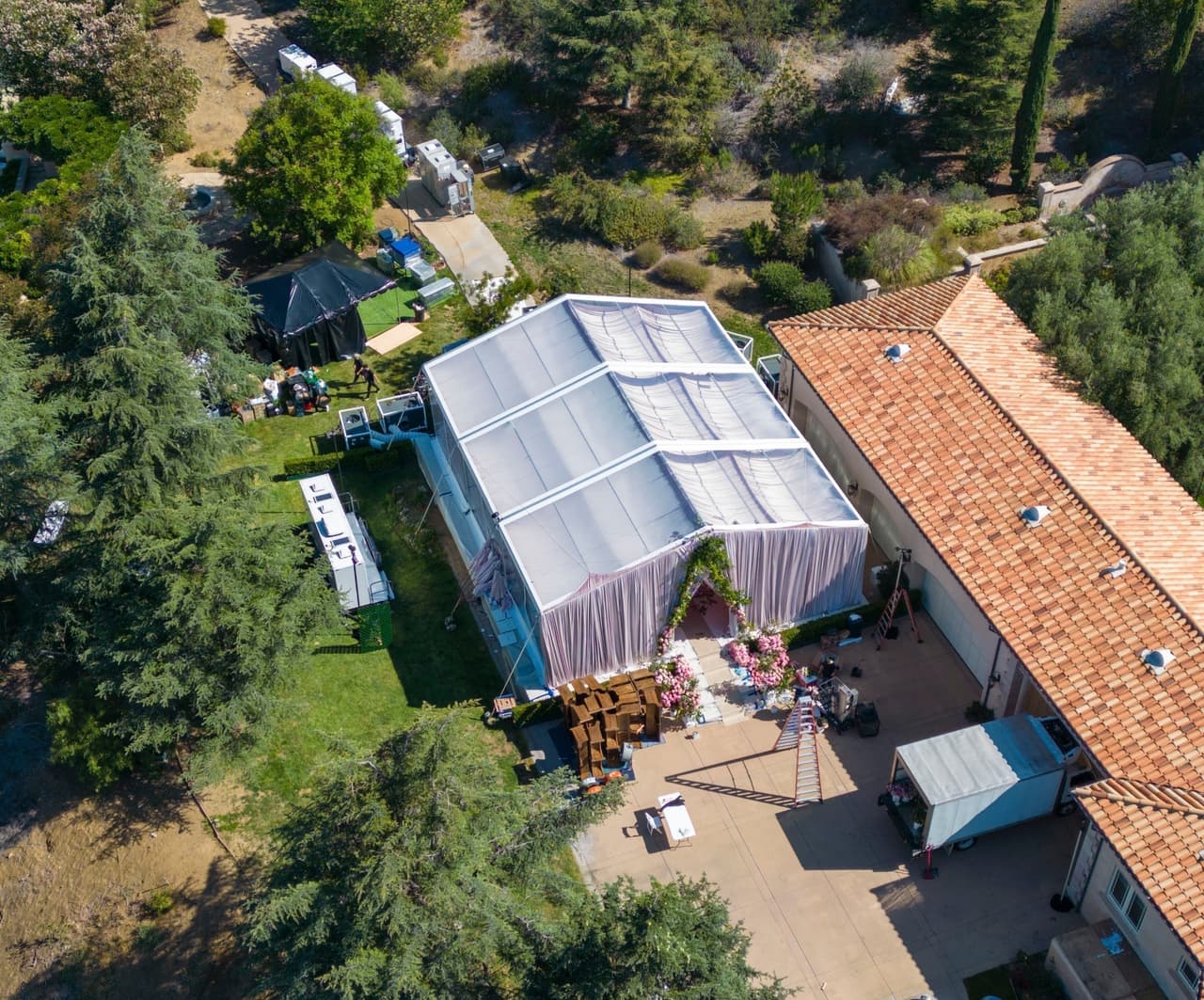 Días previos a esta fecha de ensueño, se vislumbró el montaje de la enorme carpa compuesta por largas telas del lado izquierdo de la propiedad, en donde se celebraron sus nupcias.