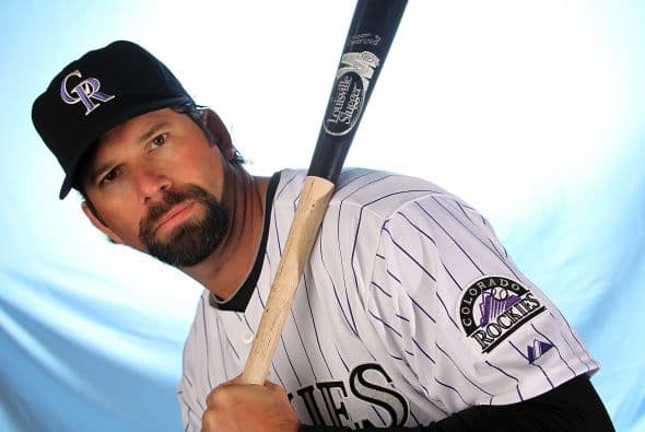 43. TODD HELTON- Helton firmó una extensión de su contrato con los Rockies de Colorado en marzo de 2010, el contrato fue por $141.5 millones. El salario de este beisbolista fue de $19.6 millones en un año.