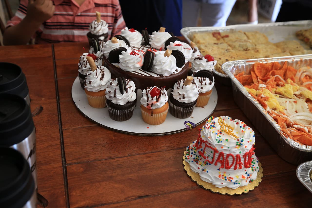 Lo que los locutores no sabían es que los radioescuchas también habían preparado algo para ellos:
<b>El Pelón</b> fue sorprendido con un pastel por su cumpleaños.