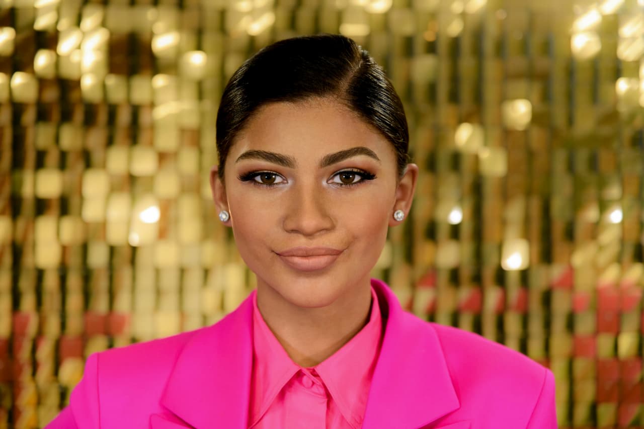 "Gente, ya no se enojen porque la figura de cera de Zendaya luce más como Kylie Jenner. Hay que admitir que ella es tan hermosa que no puede emularse así de fácil. Hicieron lo mejor que pudieron, pero Zendaya es sublimemente étera".