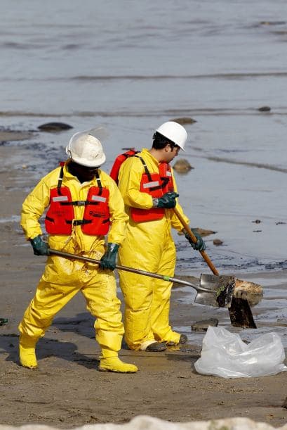 Continúan las labores de limpieza tras derrame de petróleo