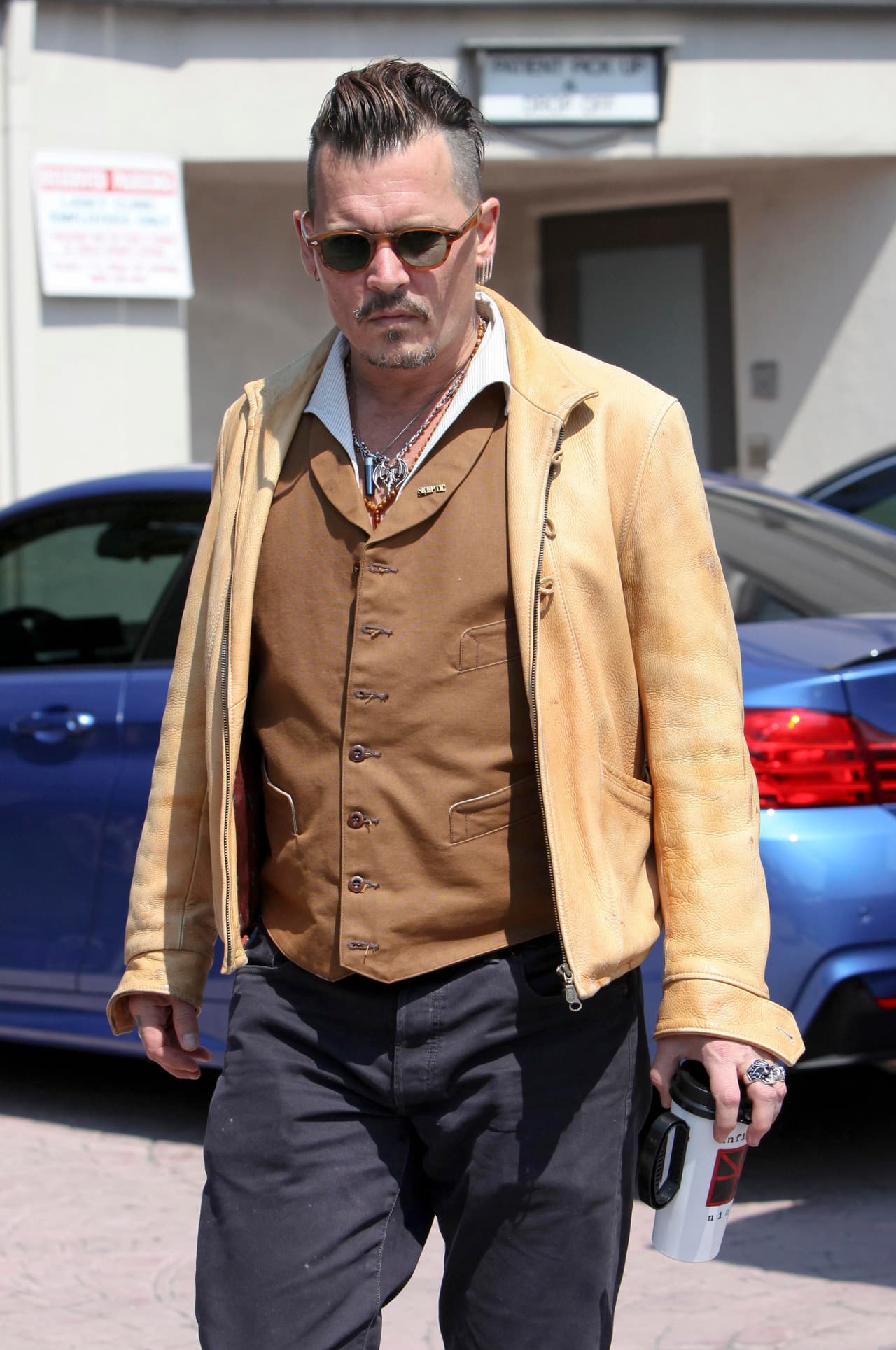 Como de costumbre una bola de fotógrafos lo esperaban a la salida del consultorio de su doctor.