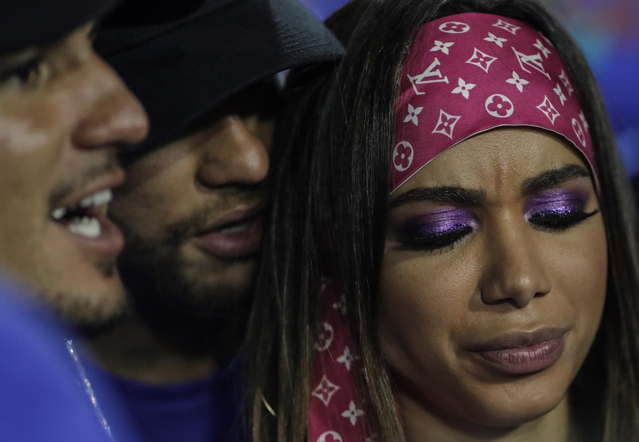 Neymar está en Brasil por la recuperación de su lesión pero ha sido noticia porque en el Carnaval de Bahía se le vio besándose con la cantante Rafaela Porto y ahora, en los últimos días, en el Carnaval de Río con Anitta. Todo mientras el PSG espera su mejoría.