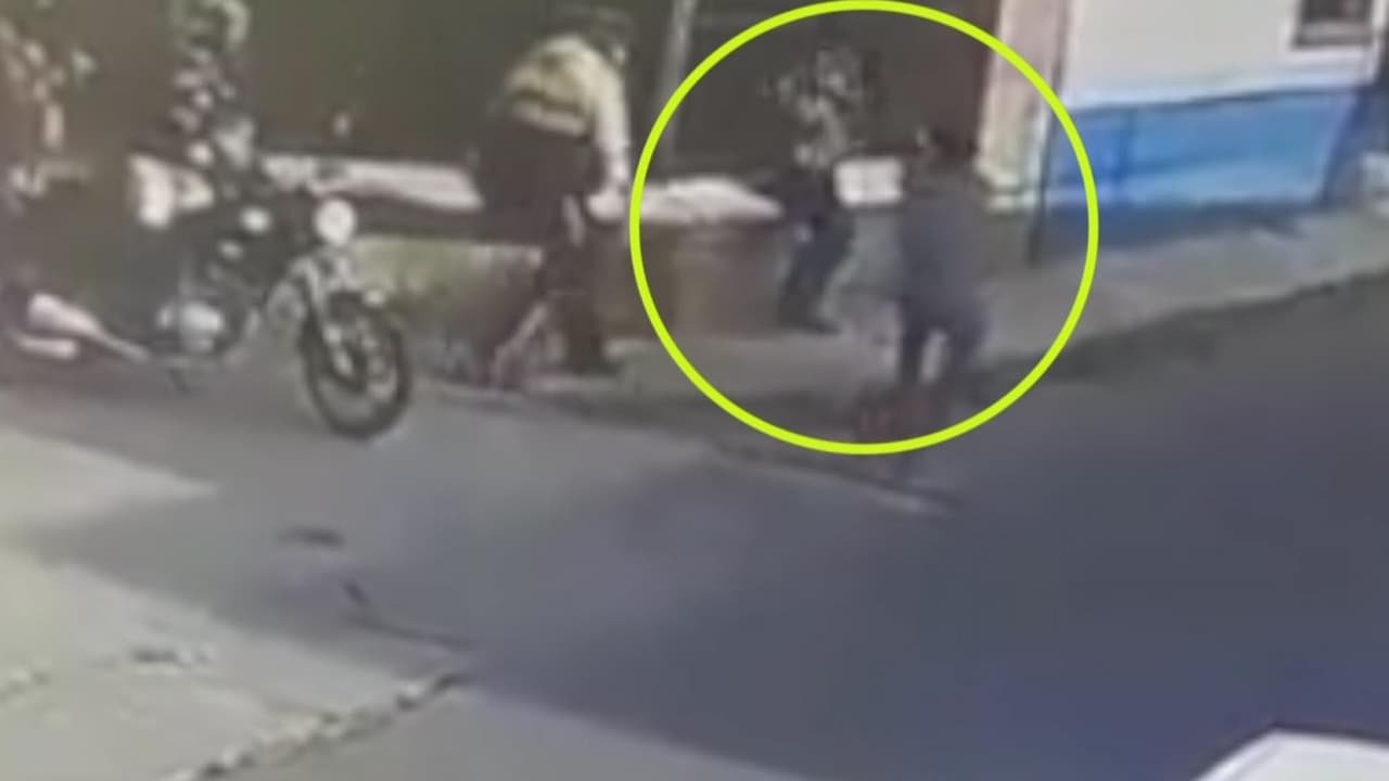 <b>Imágenes sensibles: Sicario asesina a una joven frente a unos policías</b>
<br>
<br>Las cámaras de seguridad muestran cómo un sujeto disparó contra Cindy Ambrosio, de 20 años, cuando se detuvo a realizar una llamada antes de ir a su trabajo. Tras su arresto, el sujeto fue identificado como José Everardo Maldonado. La policía en Guatemala indicó que también detuvo a Karilin Magaly, supuesta cómplice.