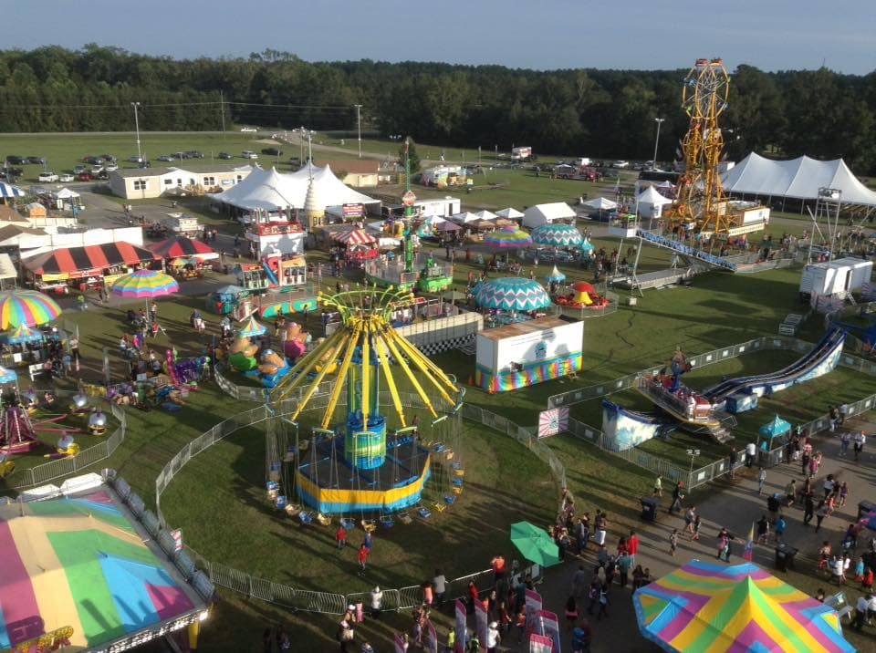 El evento se lleva a cabo en el 
<a href="https://maps.app.goo.gl/9w4X9iRaKcdfXwXS9"><b>recinto ferial del condado de Robeson, 3750 Martin Luther King, Jr. Drive. Lumberton, NC, 28358</b></a>.