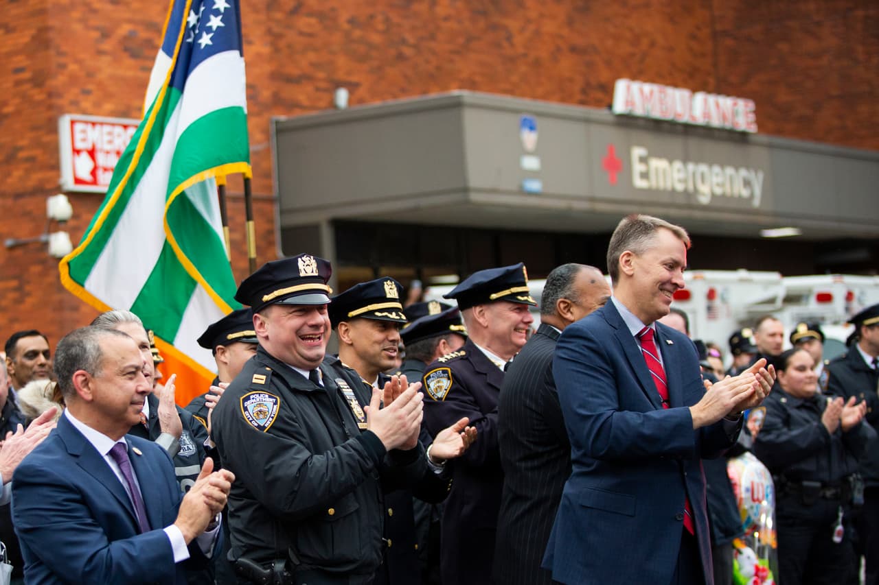 "Este es un gran día", dijo el comisionado de policía Dermot Shea, quien también estuvo presente. "De donde estuvimos las últimas 24 horas, ayer con (el oficial) Paul (Stroffolino) y hoy José saliendo del hospital, saltando de la silla. Este es un día realmente bueno. Fuimos muy afortunados. Fuimos muy afortunados, y estamos todos agradecidos."