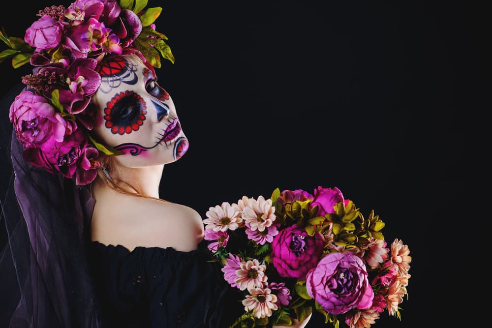 El culto a la muerte ha estado presente en muchos países a lo largo de la historia. En México es un legado ancestral que puede apreciarse en las distintas culturas prehispánicas, como los aztecas o mayas, y es una celebración que continúa viva hasta nuestros días, con una mezcla de tradiciones y ritos.