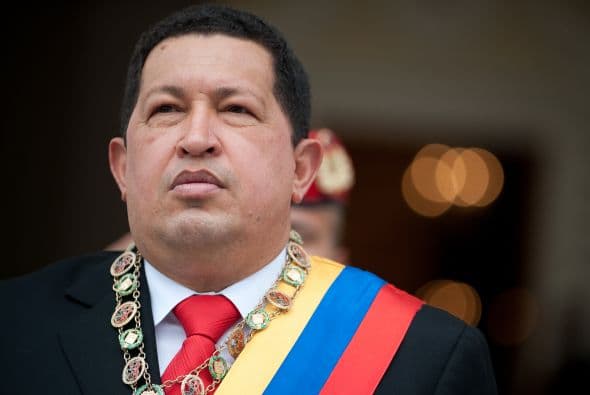 Chávez fue electo por primera vez en diciembre de 1998. Luego del proceso constituyente del 2000, el mandatario fue ratificado en su cargo a finales de ese año para gobernar por seis años. En los comicios del 2006 logró una nueva victoria que le permitió mantenerse en el poder por seis años más.