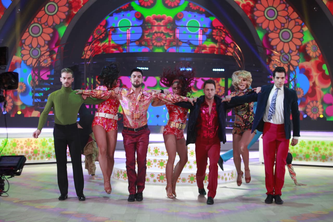 <a href="https://www.univision.com/shows/mira-quien-baila/austin-powers-saca-las-primeras-chispas-de-la-pista-de-mqb-video" target="_blank">'International Man Of Mistery'</a> fue el tema que puso a bailar a todos en el openning de Mira Quién Bila. Para después comenzar con la primera ronda de baile de los participantes del reality.