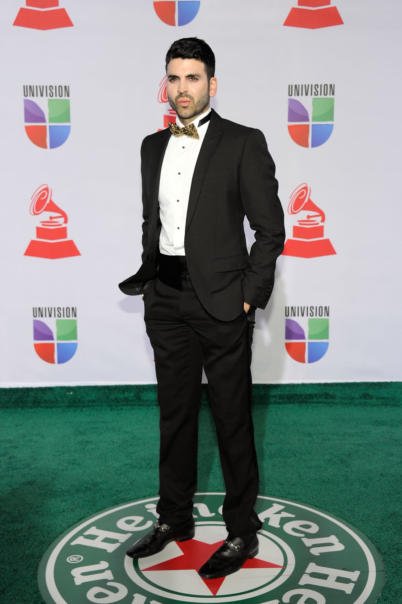 El color negro es uno de sus preferidos, y en 2011 lució este traje negro con el que se robó el reflector.