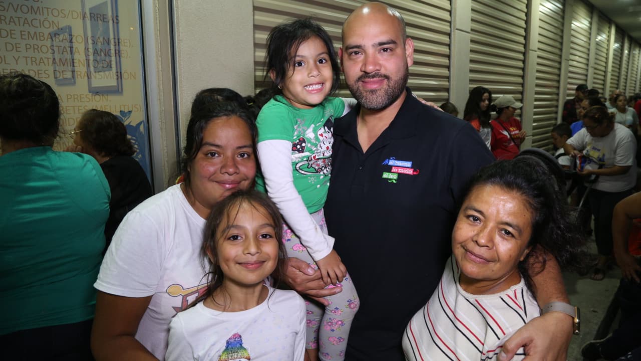 Así fue la entrega de ayudas por 'El Bueno, La Mala y El Feo' en Port Arthur, una de las localidades más afectadas por el huracán Harvey.