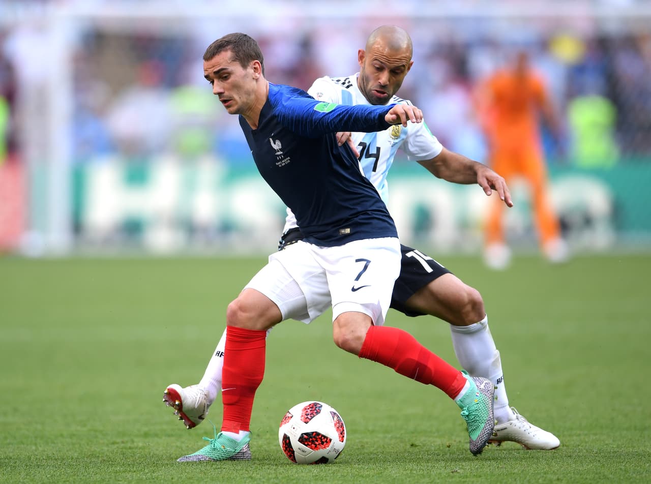 La siguiente jugada de peligro volvió a ser con Antoine. Esta vez por la banda derecha y sacó un remate que atajó bien Armani abajo. Entre disparo al arco y centro buscando piernas.