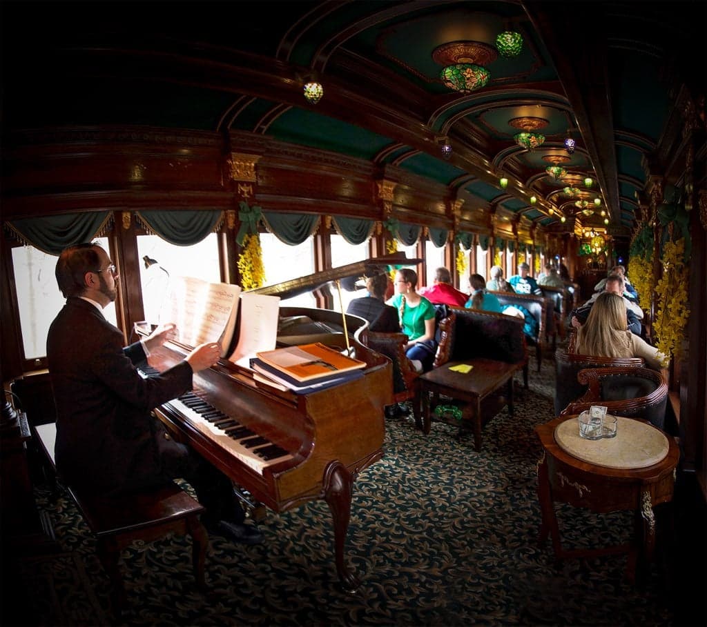 <b><a href="https://www.colebrookdalerailroad.com/colebrookdale-railroad-excursions/excursions/valentines-day-dinner-romance-on-the-rails/" target="_blank">Valentine’s Day Romance on the Rails at Colebrookdale Railroad (11 al 14 de febrero)</a></b>: Acomódense en un tren de la década de 1920 para una excursión romántica al área patrimonial, recreativa y natural de Secret Valley, a lo largo de los arroyos Manatawny y Ironstone. Mientras el tren avanza, disfruten de una comida de tres platos y, para endulzar el trato, chocolates y flores.