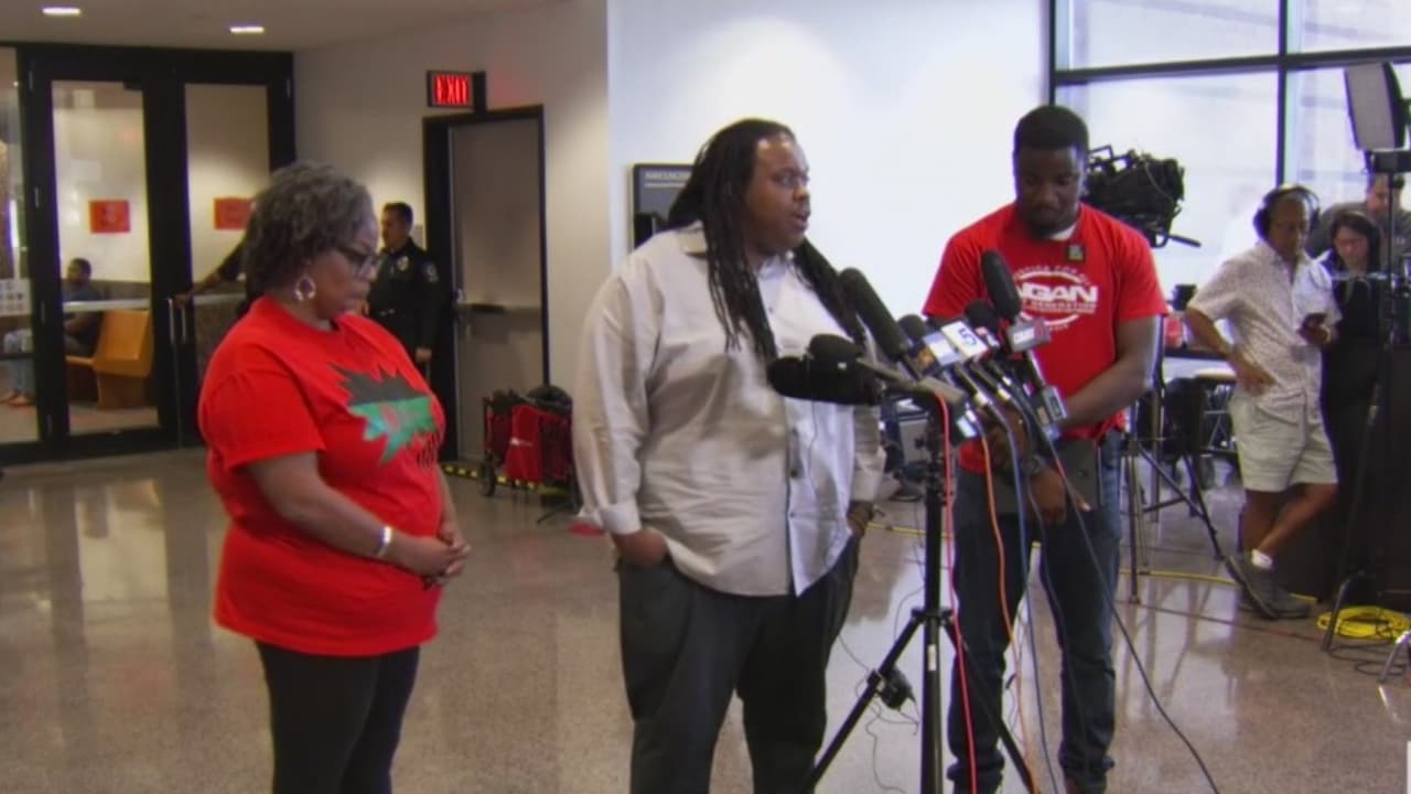 Activistas exigen reformas en la policía de Dallas y también la renuncia del presidente de la Asociación de Policías Mike Mata