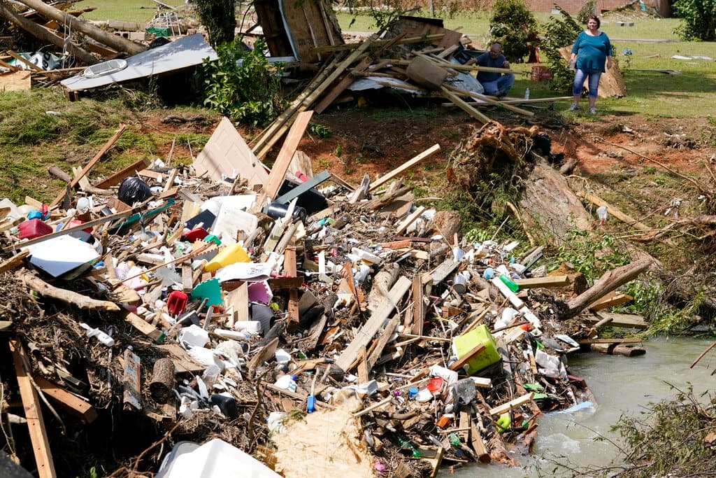 Entre los fallecidos se encuentran dos bebés gemelos que fueron arrebatados de los brazos de su padre, de acuerdo con familiares.