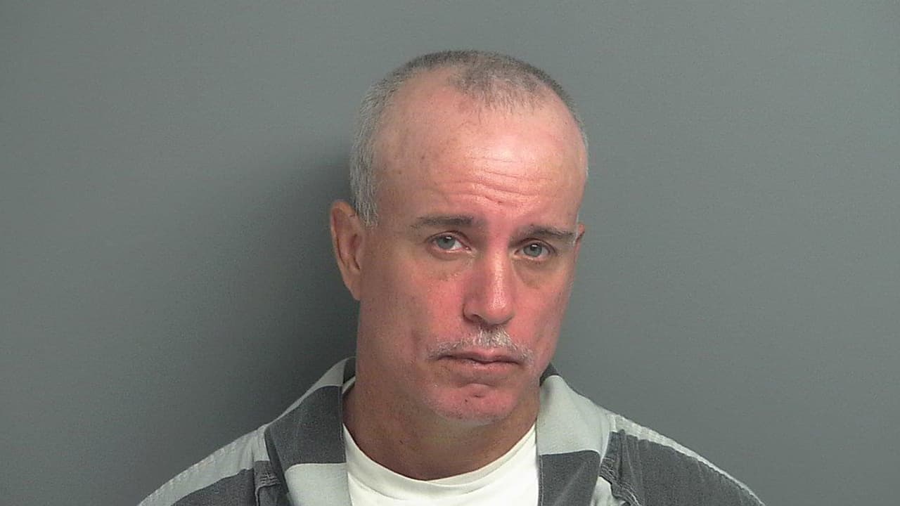 John Christopher Owers - Es buscado por agredir a un familiar.