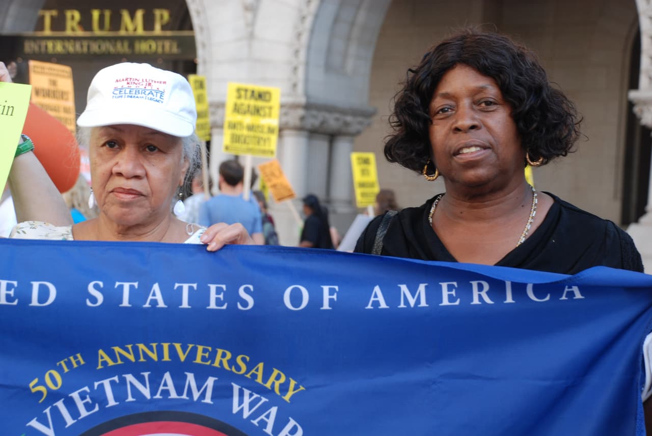 Manifestantes frente al Hotel Internacional Trump en Washington