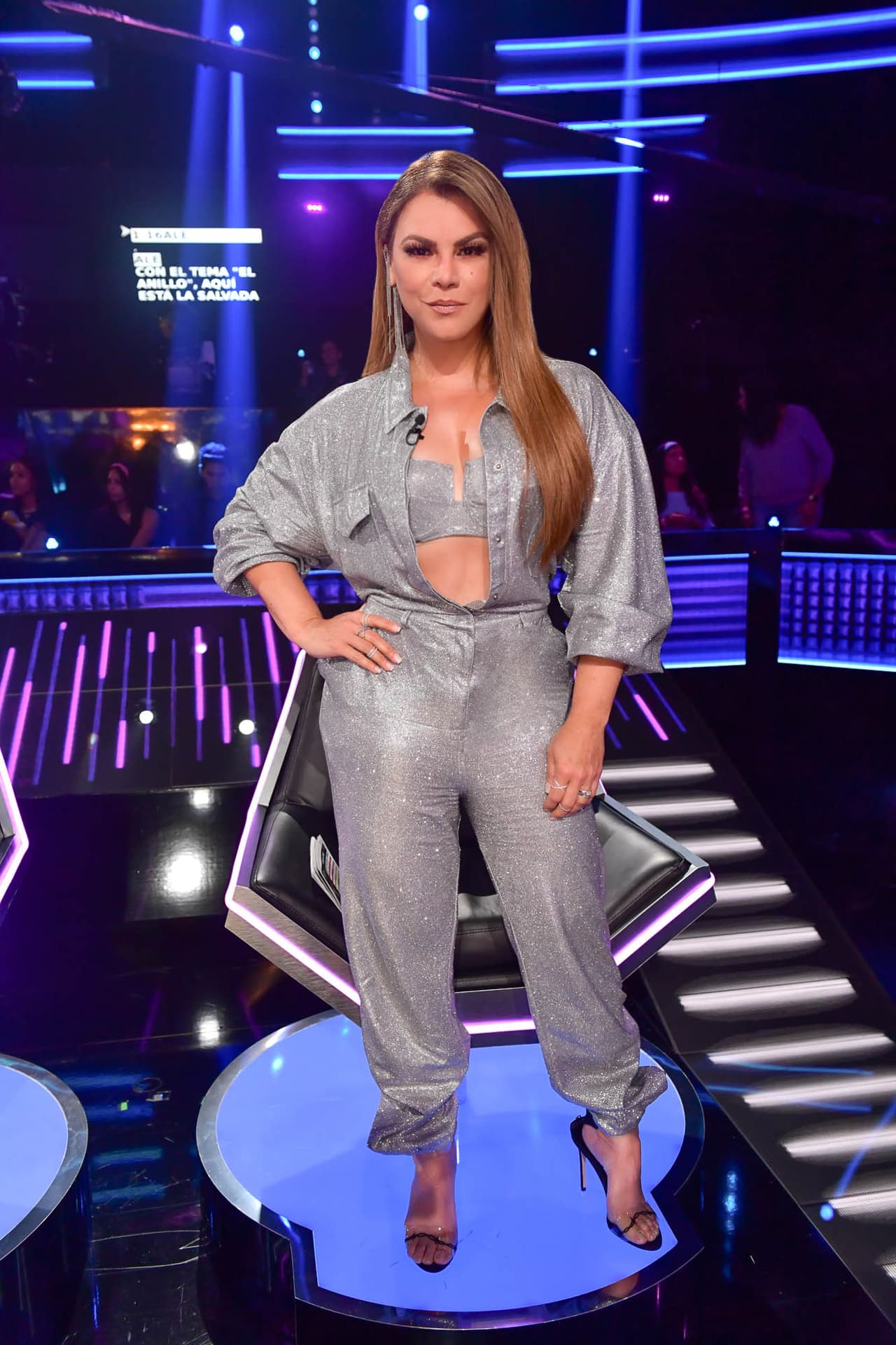 Olga cerró su look con broche de oro al usar unas delicadísimas sandalias de la marca Marskinryyppy, famosa por confeccionar calzado a mano con piel italiana.