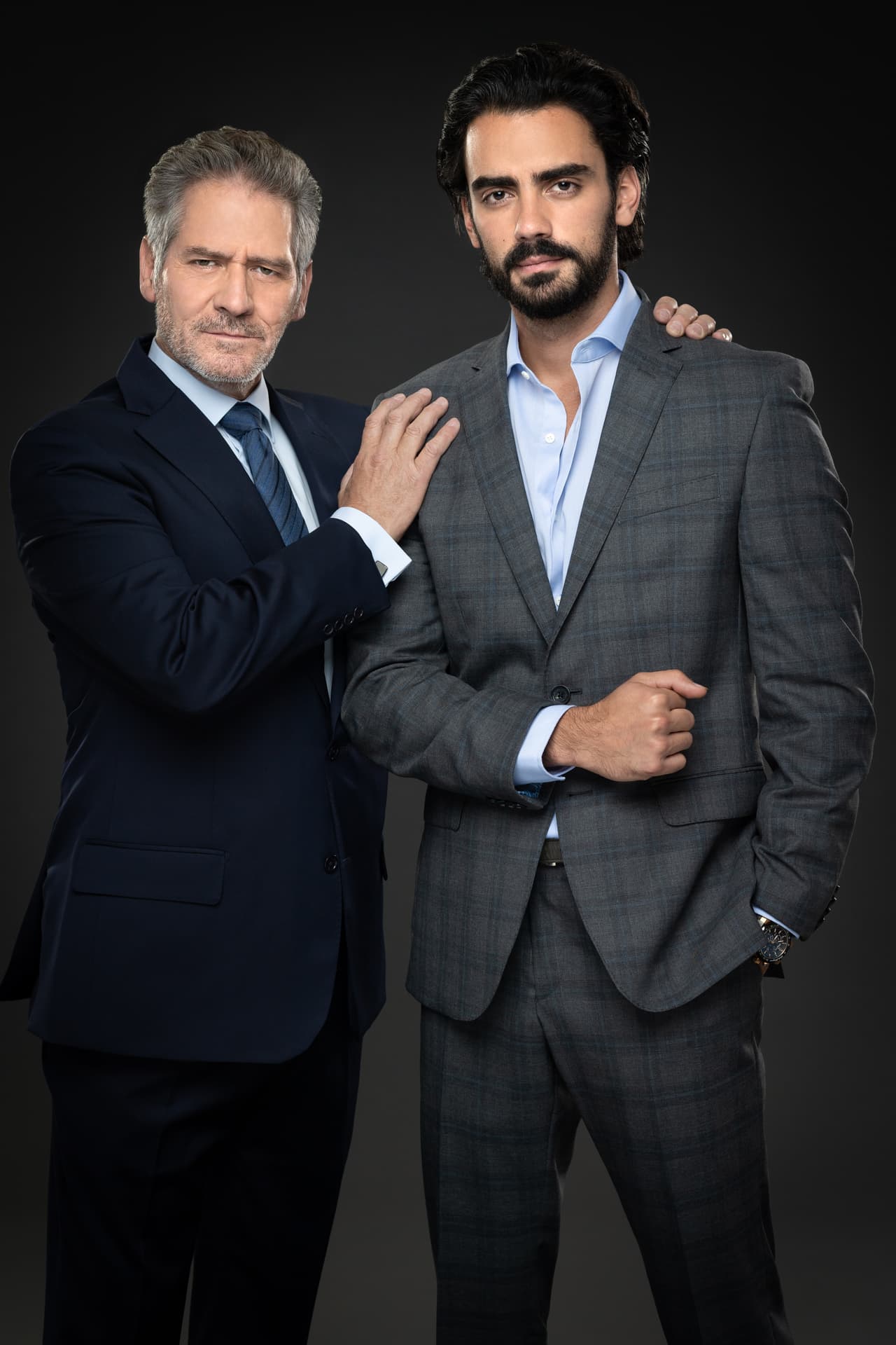 Alejandro hará cualquier cosa por complacer a su madre, incluso engañar a su novia 
<b>Leonora</b> para seguir con 
<b>Miguel</b>, el gran amor de su vida, y no perder la gran fortuna de la familia Larios.