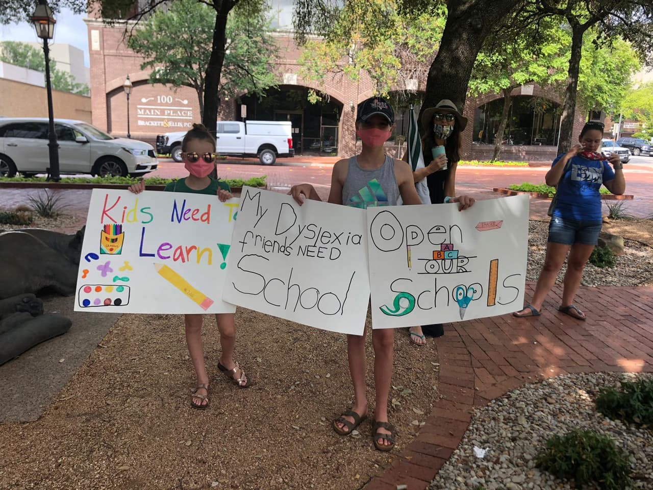 Padres de familia en Fort Worth protestan para que sus hijos puedan volver pronto a las aulas de clase.