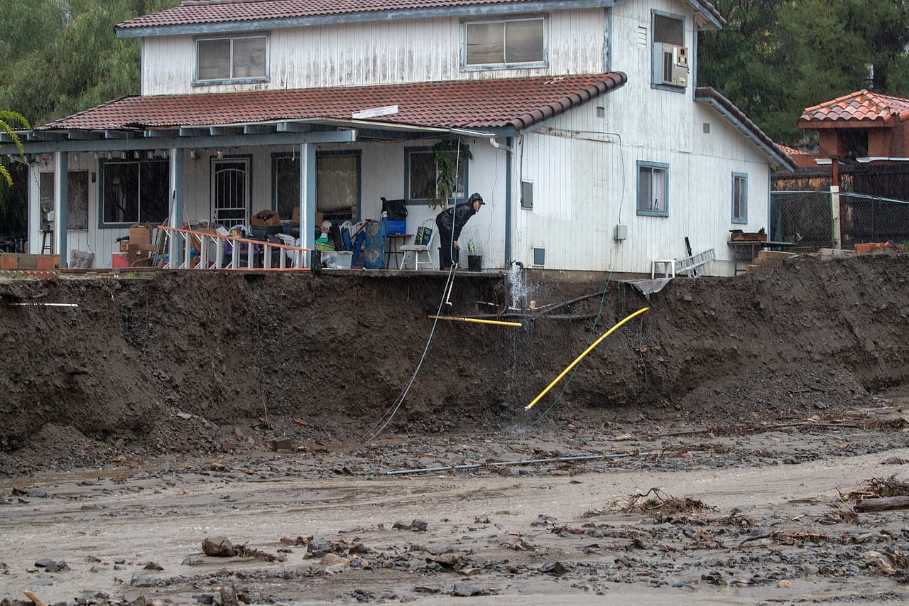 Un alud arrastró parte de una casa en Lake Elsinore, al sureste de Los Ángeles. En la zona se activaron órdenes de evacuación por las fuertes lluvias que cayeron sobre las áreas donde los incendios quemaron la vegetación en 2018.